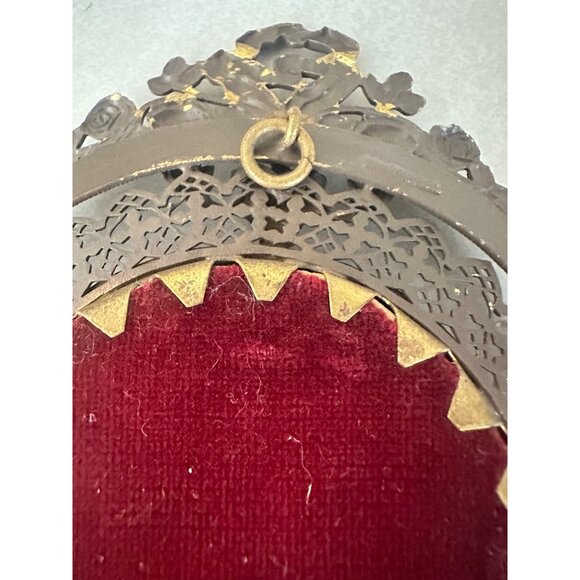 Antique hand painted woman's portrait in gold gilt filigree oval frame - Picture 9 of 10